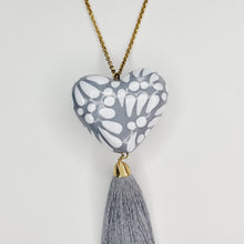 Cargar imagen en el visor de la galería, Corazón chico Talavera gris