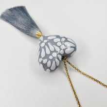 Cargar imagen en el visor de la galería, Corazón chico Talavera gris