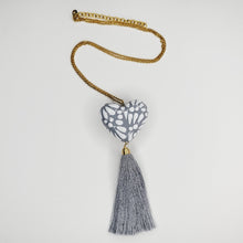 Cargar imagen en el visor de la galería, Corazón chico Talavera gris