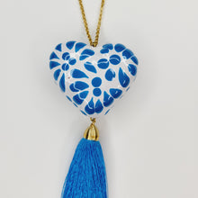 Cargar imagen en el visor de la galería, Corazón chico Talavera azul cielo
