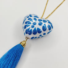 Cargar imagen en el visor de la galería, Corazón chico Talavera azul cielo
