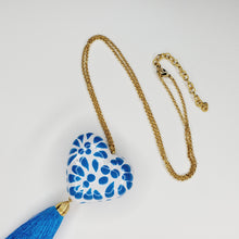 Cargar imagen en el visor de la galería, Corazón chico Talavera azul cielo
