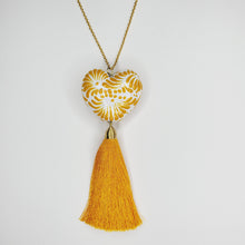 Cargar imagen en el visor de la galería, Corazón grande Talavera amarillo
