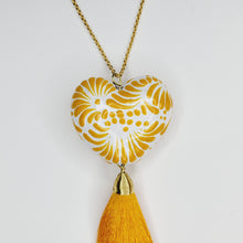 Cargar imagen en el visor de la galería, Corazón grande Talavera amarillo
