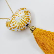 Cargar imagen en el visor de la galería, Corazón grande Talavera amarillo
