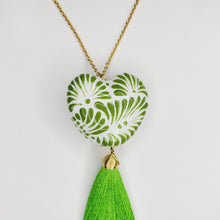 Cargar imagen en el visor de la galería, Corazón grande Talavera verde
