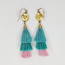 Cargar imagen en el visor de la galería, Arete borla mediana Aqua-Rosa
