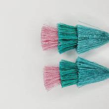 Cargar imagen en el visor de la galería, Arete borla mediana Aqua-Rosa
