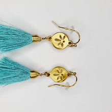 Cargar imagen en el visor de la galería, Arete borla mediana Aqua-Rosa
