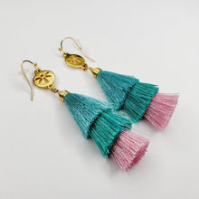 Cargar imagen en el visor de la galería, Arete borla mediana Aqua-Rosa
