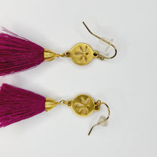 Cargar imagen en el visor de la galería, Arete borla mediana Vino-Rosa
