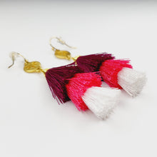 Cargar imagen en el visor de la galería, Arete borla mediana Vino-Rosa
