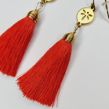 Cargar imagen en el visor de la galería, Arete borla mediana Rojo
