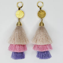 Cargar imagen en el visor de la galería, Arete Borla Grande Beige-Lila
