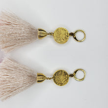 Cargar imagen en el visor de la galería, Arete Borla Grande Beige-Lila
