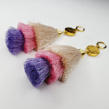 Cargar imagen en el visor de la galería, Arete Borla Grande Beige-Lila
