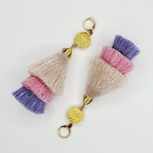 Cargar imagen en el visor de la galería, Arete Borla Grande Beige-Lila
