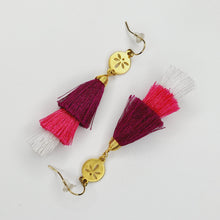 Cargar imagen en el visor de la galería, Arete borla mediana Vino-Rosa
