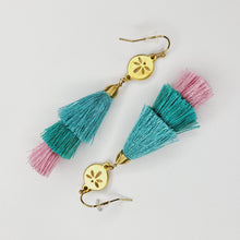 Cargar imagen en el visor de la galería, Arete borla mediana Aqua-Rosa
