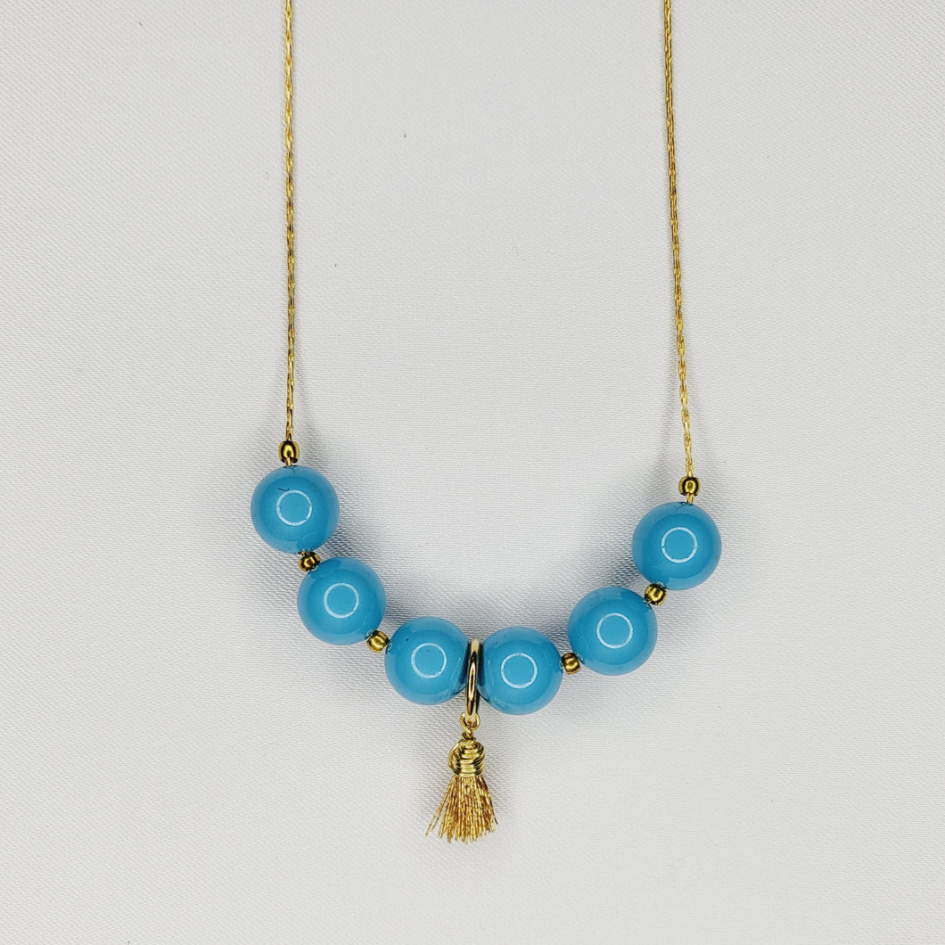Collier de perles et mini pompons