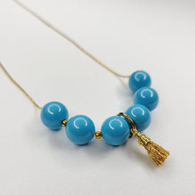 Charger l&#39;image dans la galerie, Collier de perles et mini pompons
