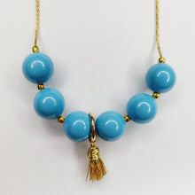 Charger l&#39;image dans la galerie, Collier de perles et mini pompons
