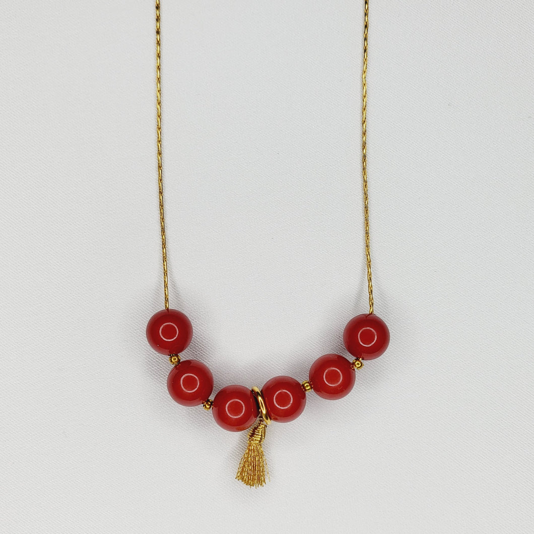 Collier de perles et mini pompons