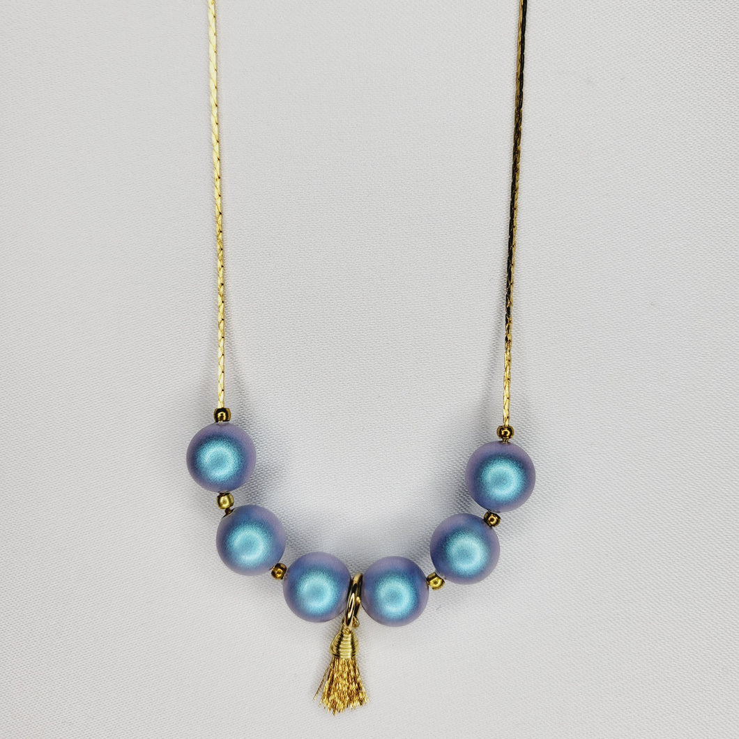 Collier de perles et mini pompons