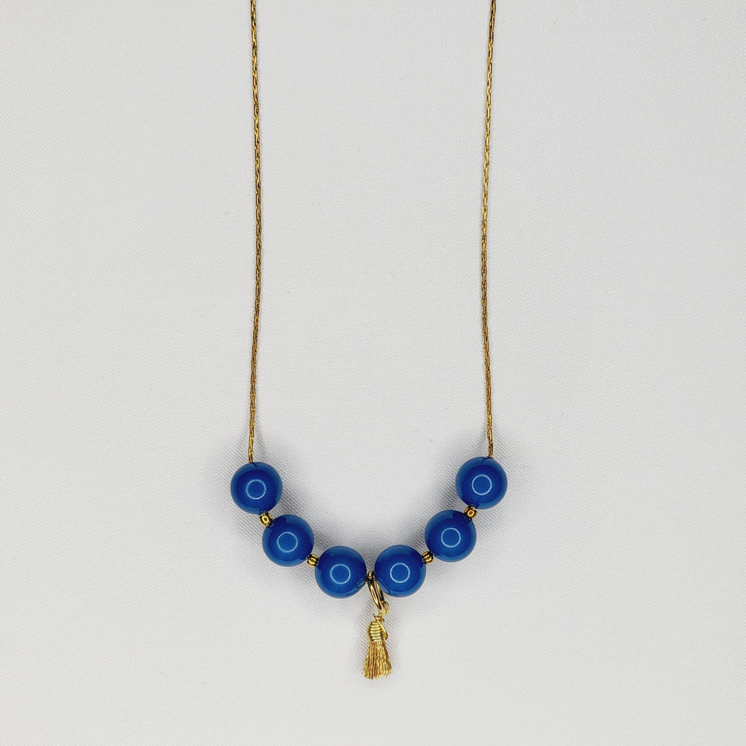 Collier de perles et mini pompons