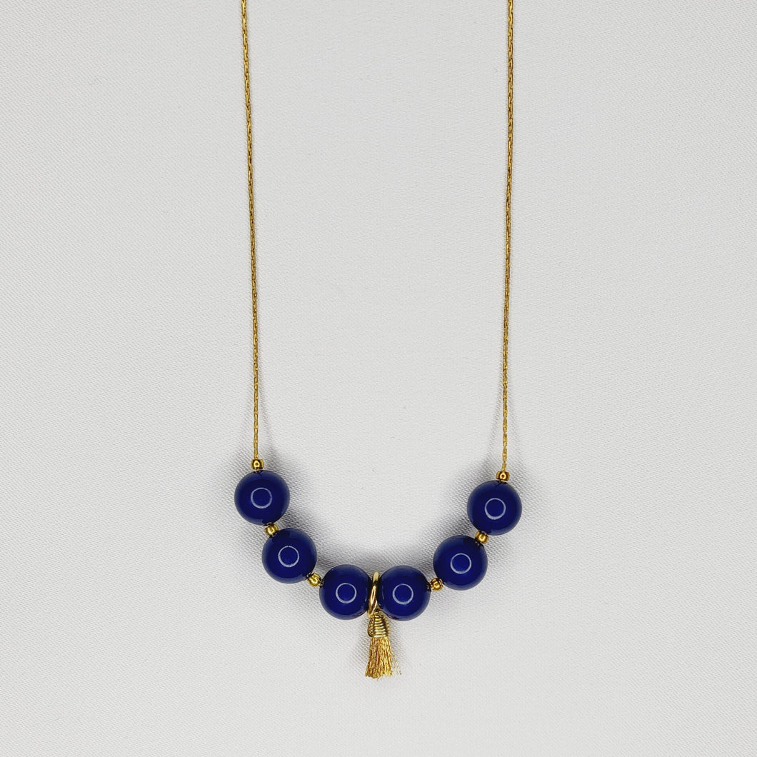 Collier de perles et mini pompons