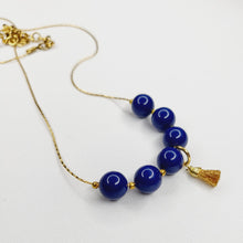 Charger l&#39;image dans la galerie, Collier de perles et mini pompons

