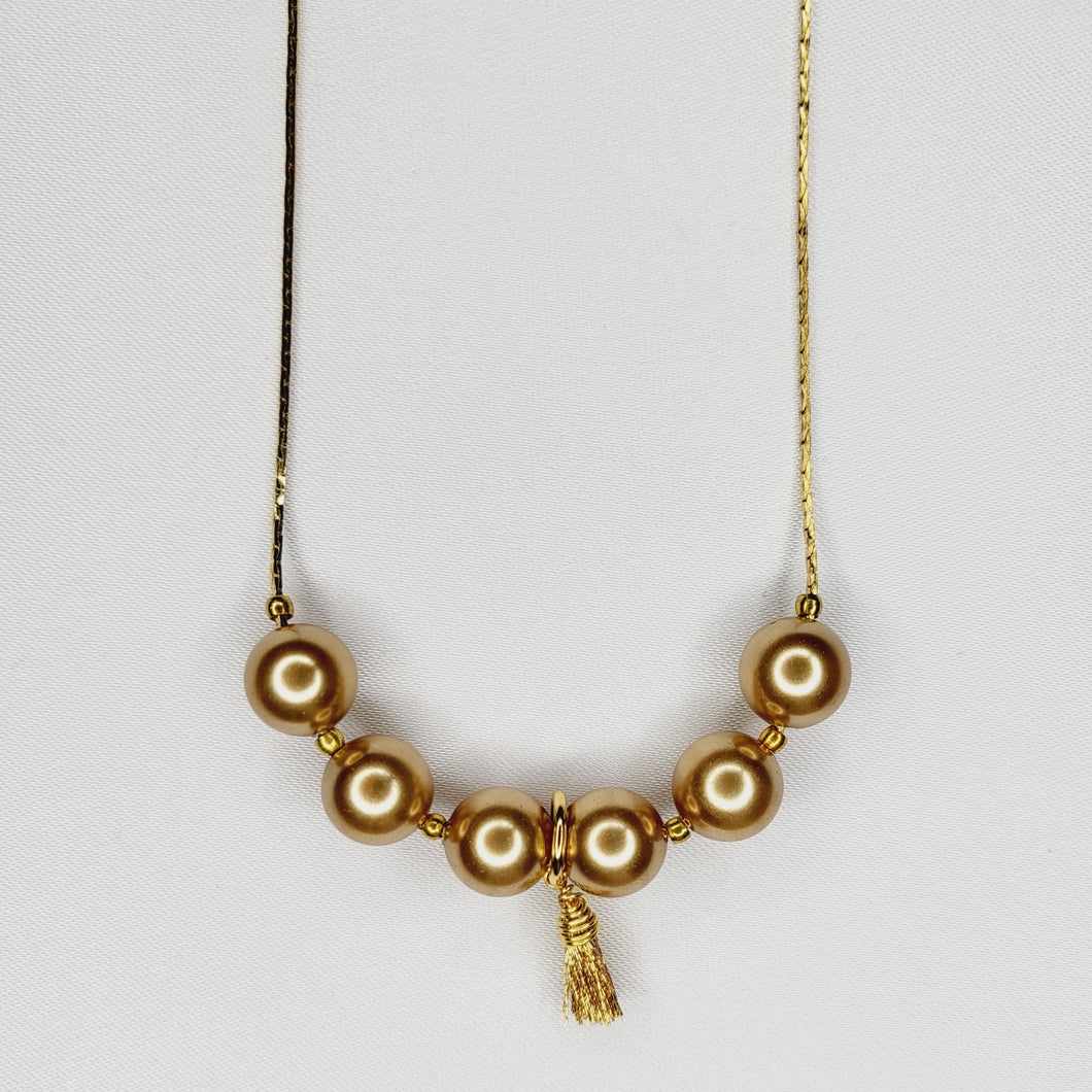 Collier de perles et mini pompons