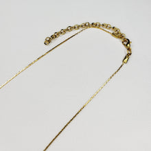 Charger l&#39;image dans la galerie, Collier de perles et mini pompons
