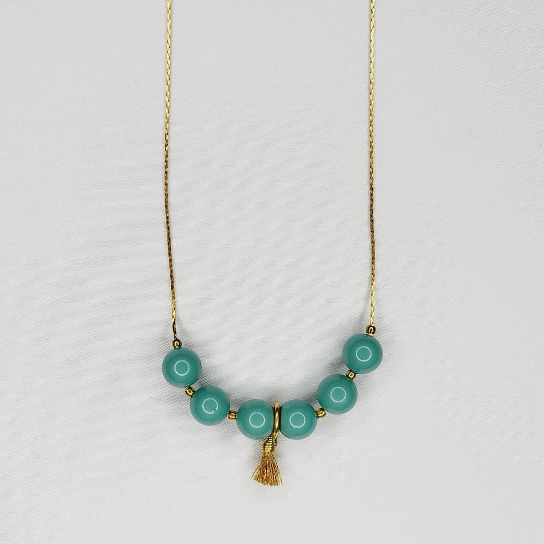 Collier de perles et mini pompons