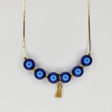 Charger l&#39;image dans la galerie, Collier de perles et mini pompons
