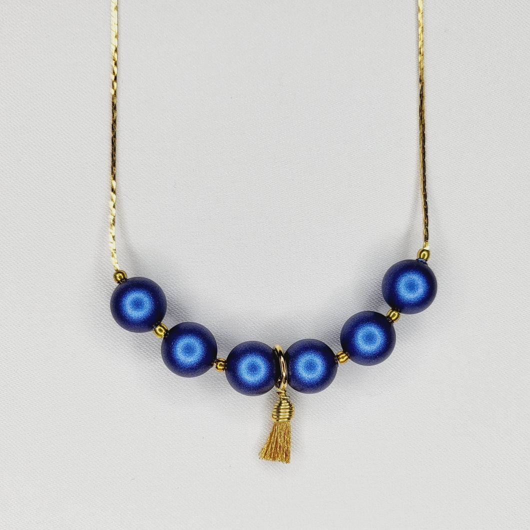 Collier de perles et mini pompons