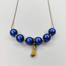 Charger l&#39;image dans la galerie, Collier de perles et mini pompons
