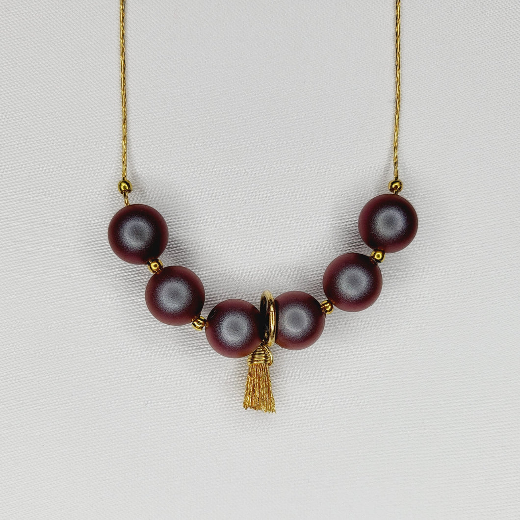 Collier de perles et mini pompons