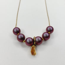 Charger l&#39;image dans la galerie, Collier de perles et mini pompons
