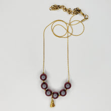 Charger l&#39;image dans la galerie, Collier de perles et mini pompons
