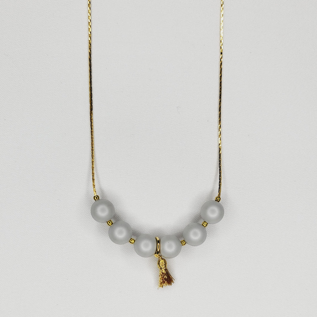 Collier de perles et mini pompons