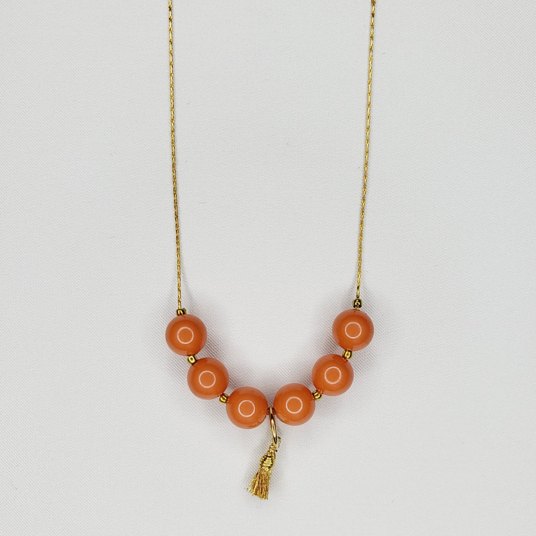 Collier de perles et mini pompons