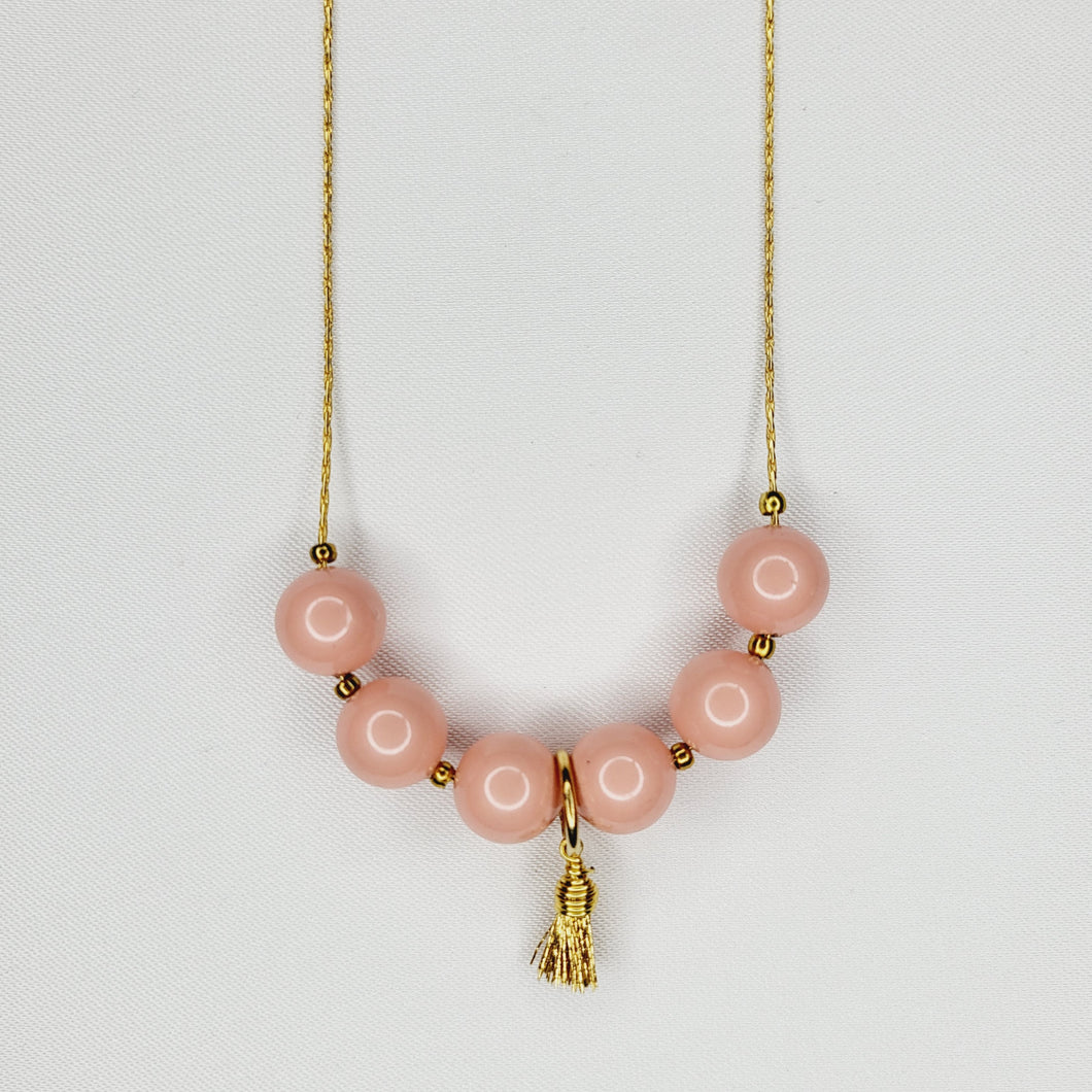 Collier de perles et mini pompons