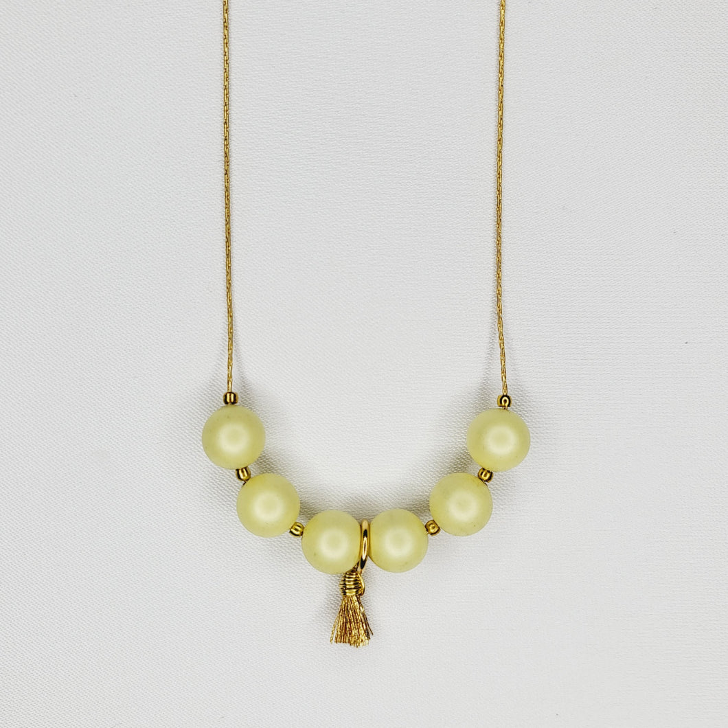 Collier de perles et mini pompons