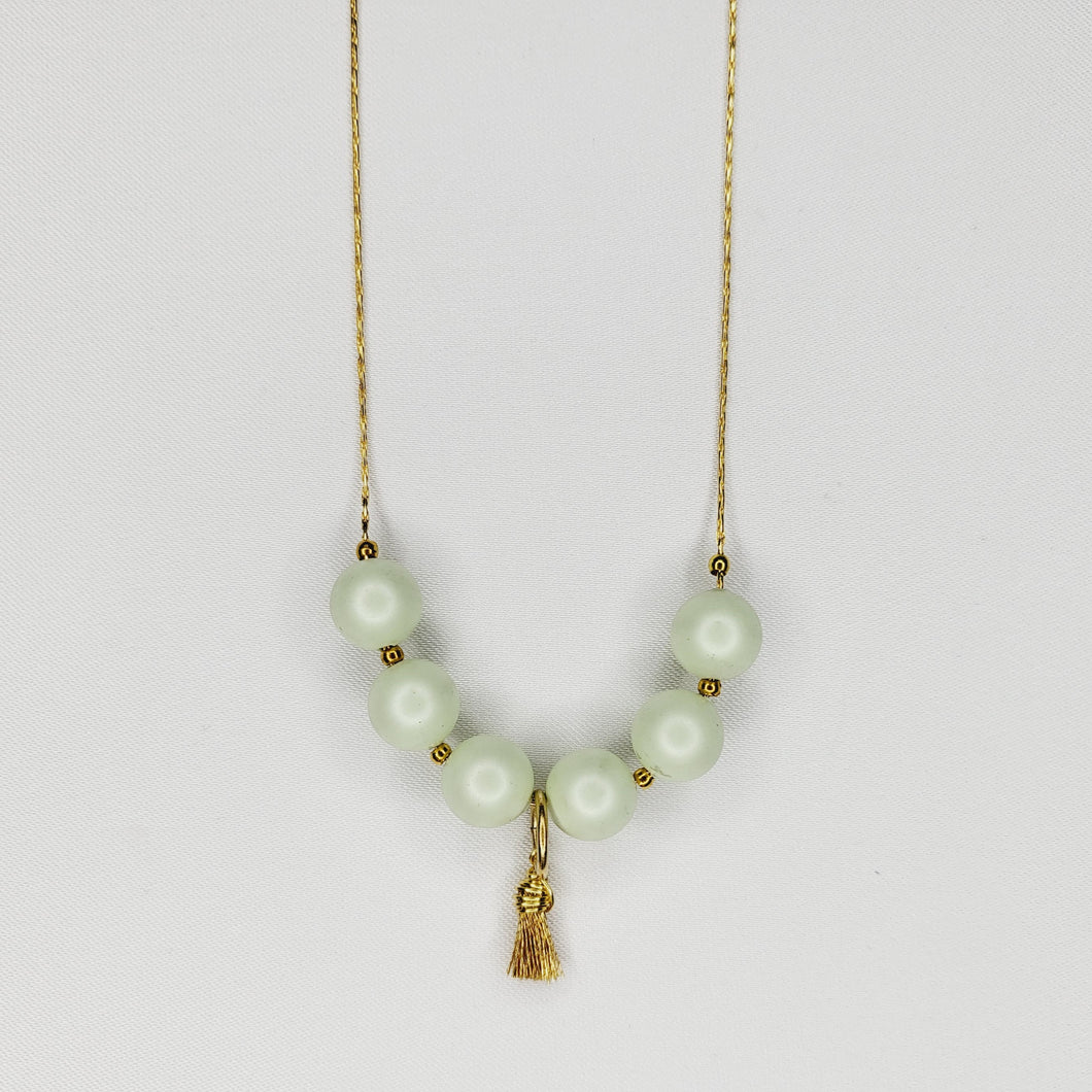 Collier de perles et mini pompons