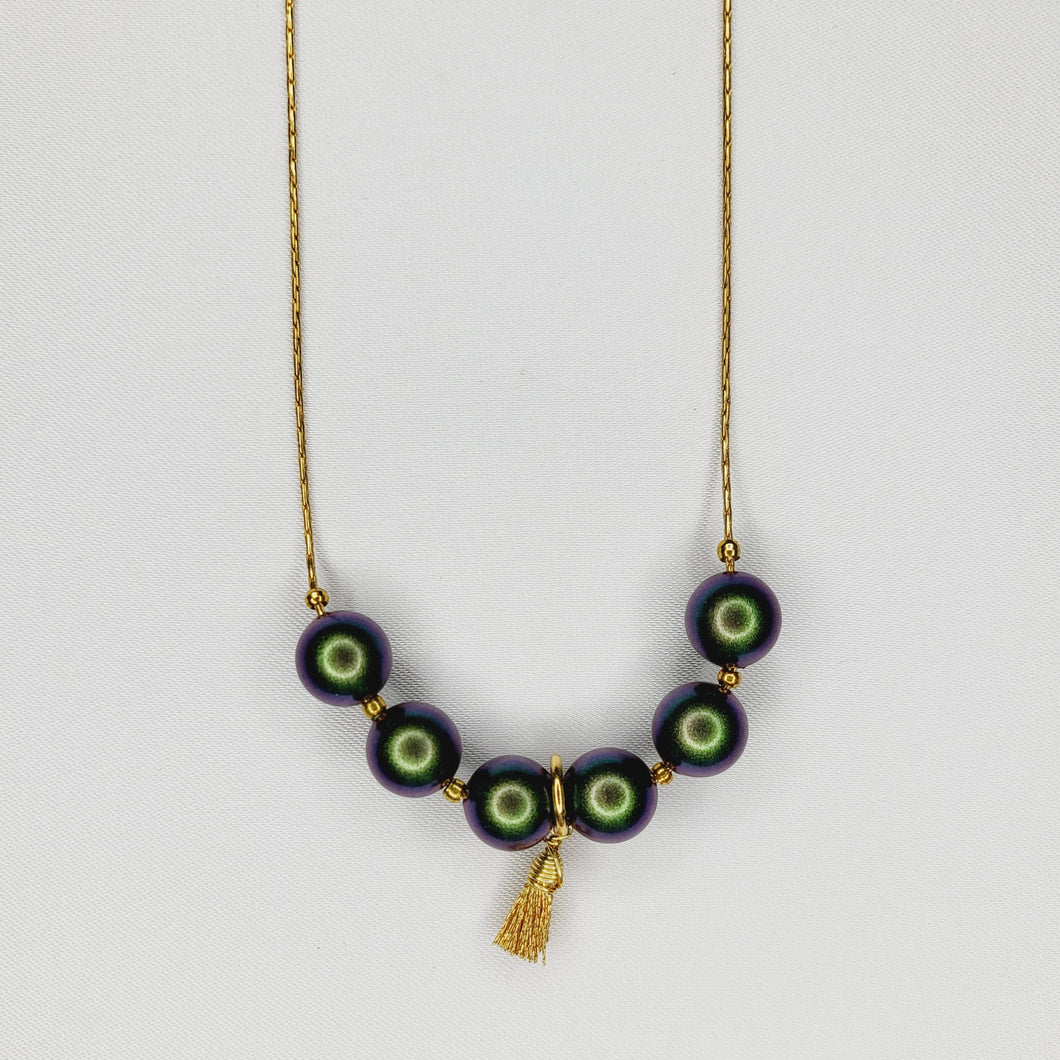 Collier de perles et mini pompons
