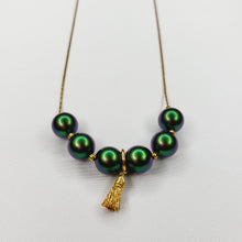 Charger l&#39;image dans la galerie, Collier de perles et mini pompons
