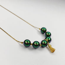 Charger l&#39;image dans la galerie, Collier de perles et mini pompons
