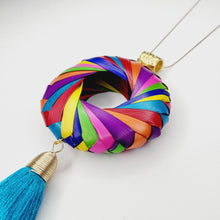 Cargar imagen en el visor de la galería, Collar Aro de Palma Multicolor Azul
