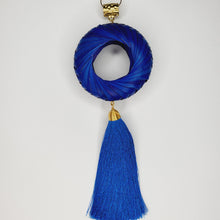 Cargar imagen en el visor de la galería, Collar Aro de Palma Azul Rey
